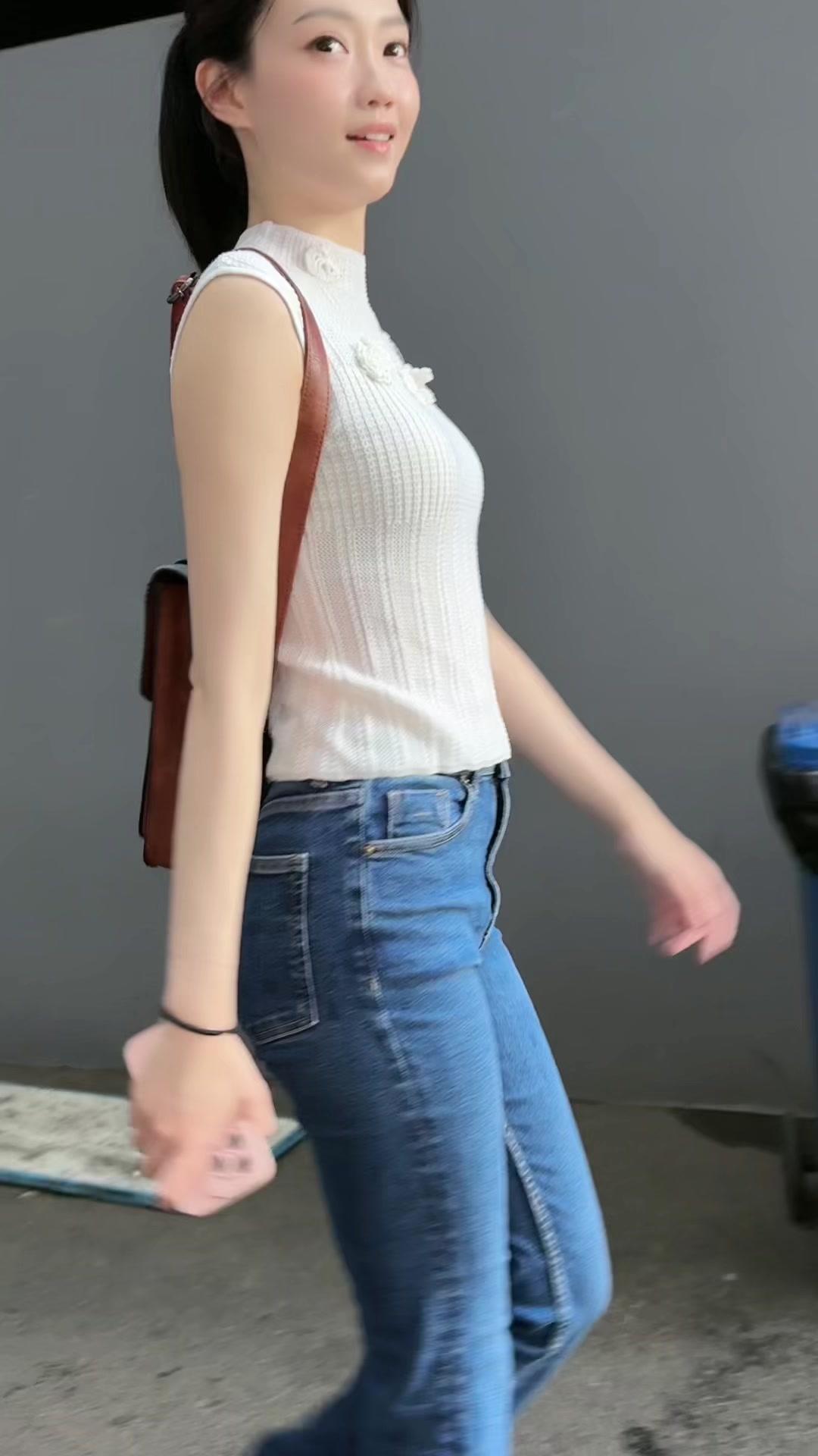 内容与视频标题垂类标签不符，未提及牛仔裤穿搭相关信息，无法生成符合要求的文案。请