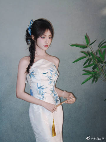 祝绪丹新国风穿搭 祝绪丹完美诠释青花瓷穿搭，素净雅致，青纹婉约，气质清冷温润，新