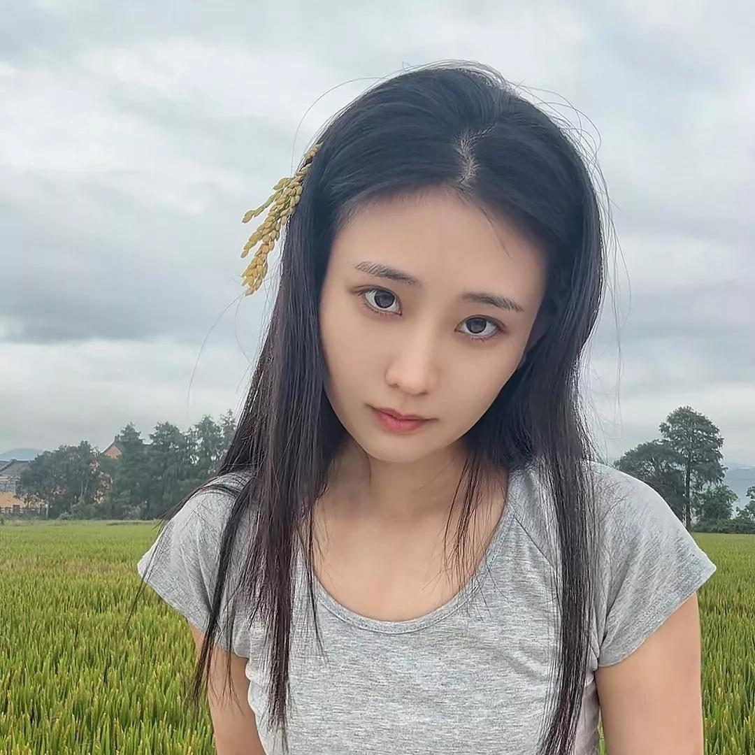 雨后田野的清新少女，自然美自然清新美少女 自然甜系少女 自然元气少女 乡村田野美