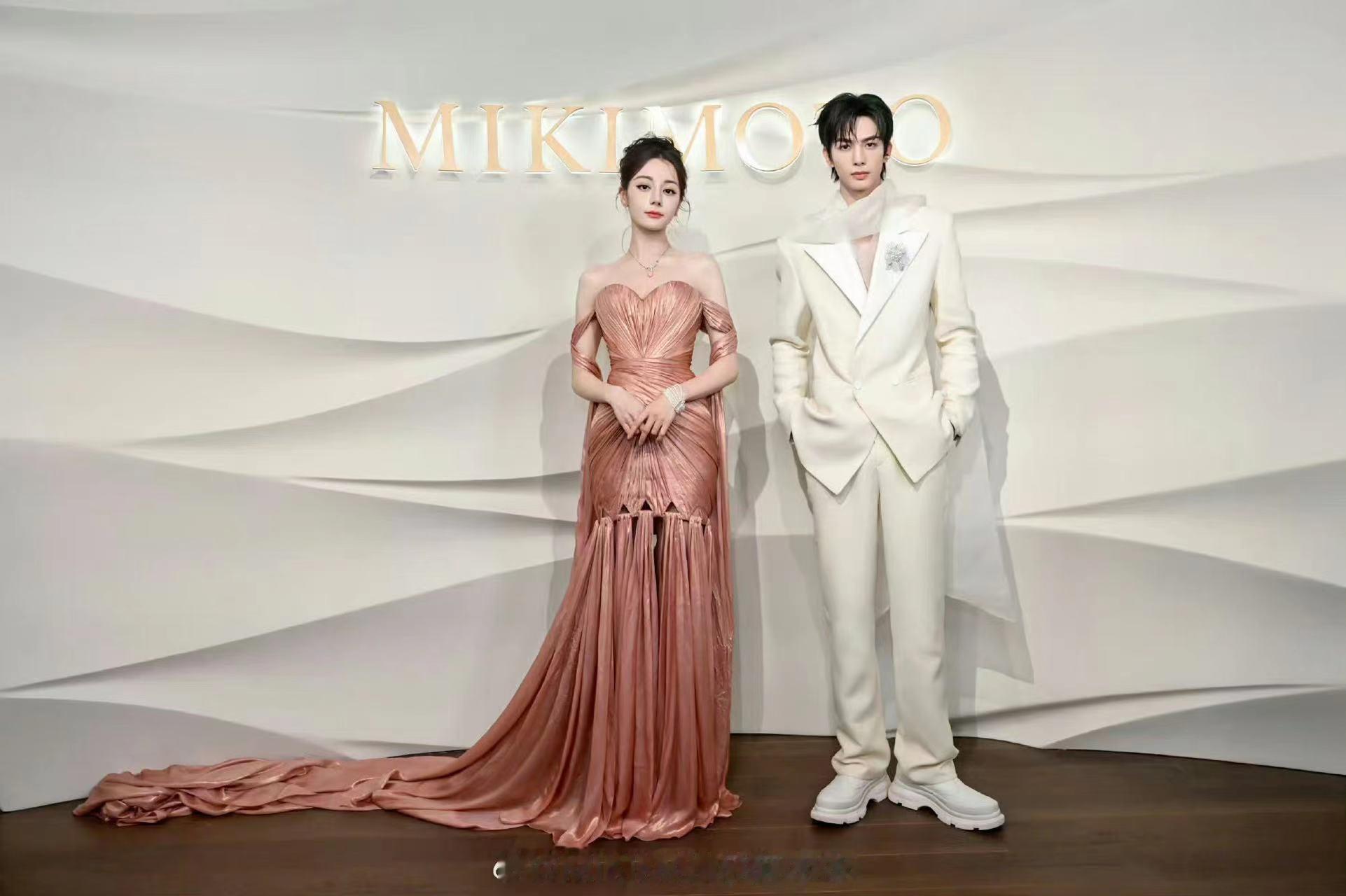 #迪丽热巴宋威龙同框照##迪丽热巴宋威龙御木本同框#迪丽热巴宋威龙御木本同框，哇