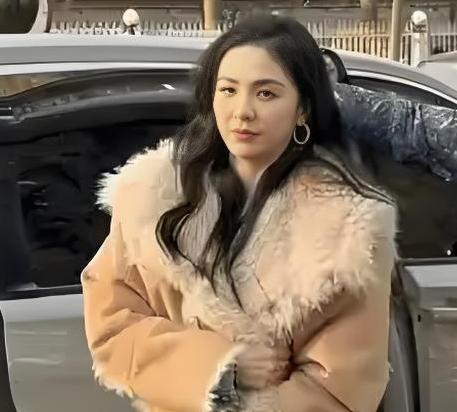 2026年1月4日，唐诗逸现身央视大楼，疑似参与2026央视春晚彩排。这是她连续