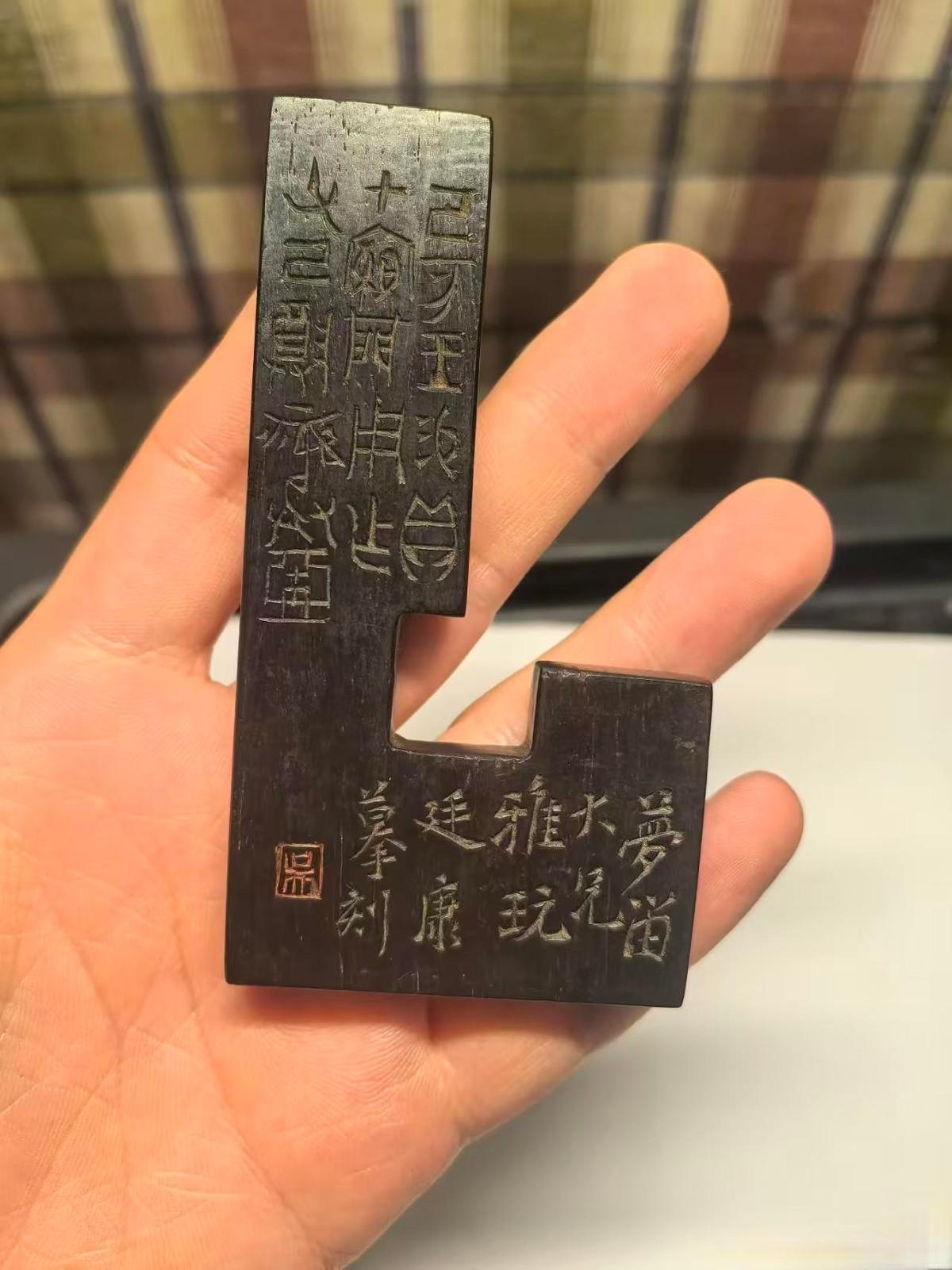房东走了，一楼被他儿子出租了，门口的柜子没人要，我拿回家了，擦干净一看，抽屉里有