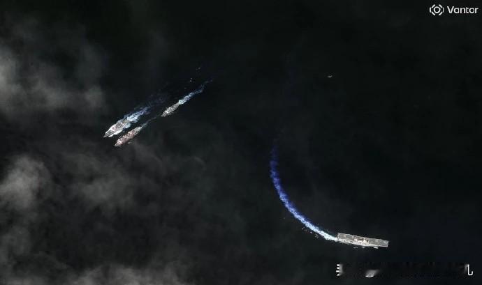 我去，055比补给舰还大，112垂发真不是盖的！

美Vantor拍摄到的我大海