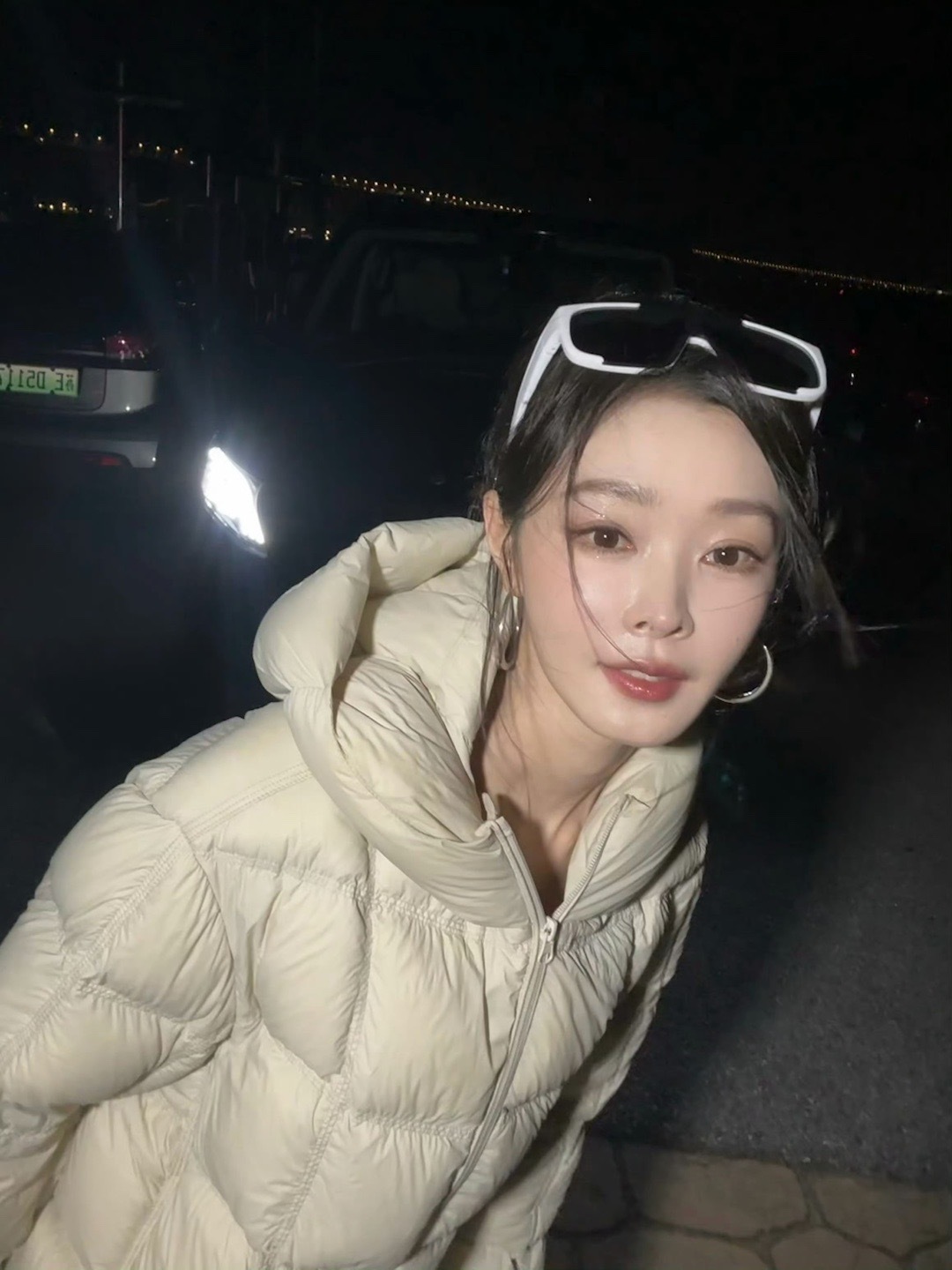 宋轶看秀路透 车车的美貌又升级了！简约盘发衬托出完美的脸部轮廓，低头浅笑间灵气十