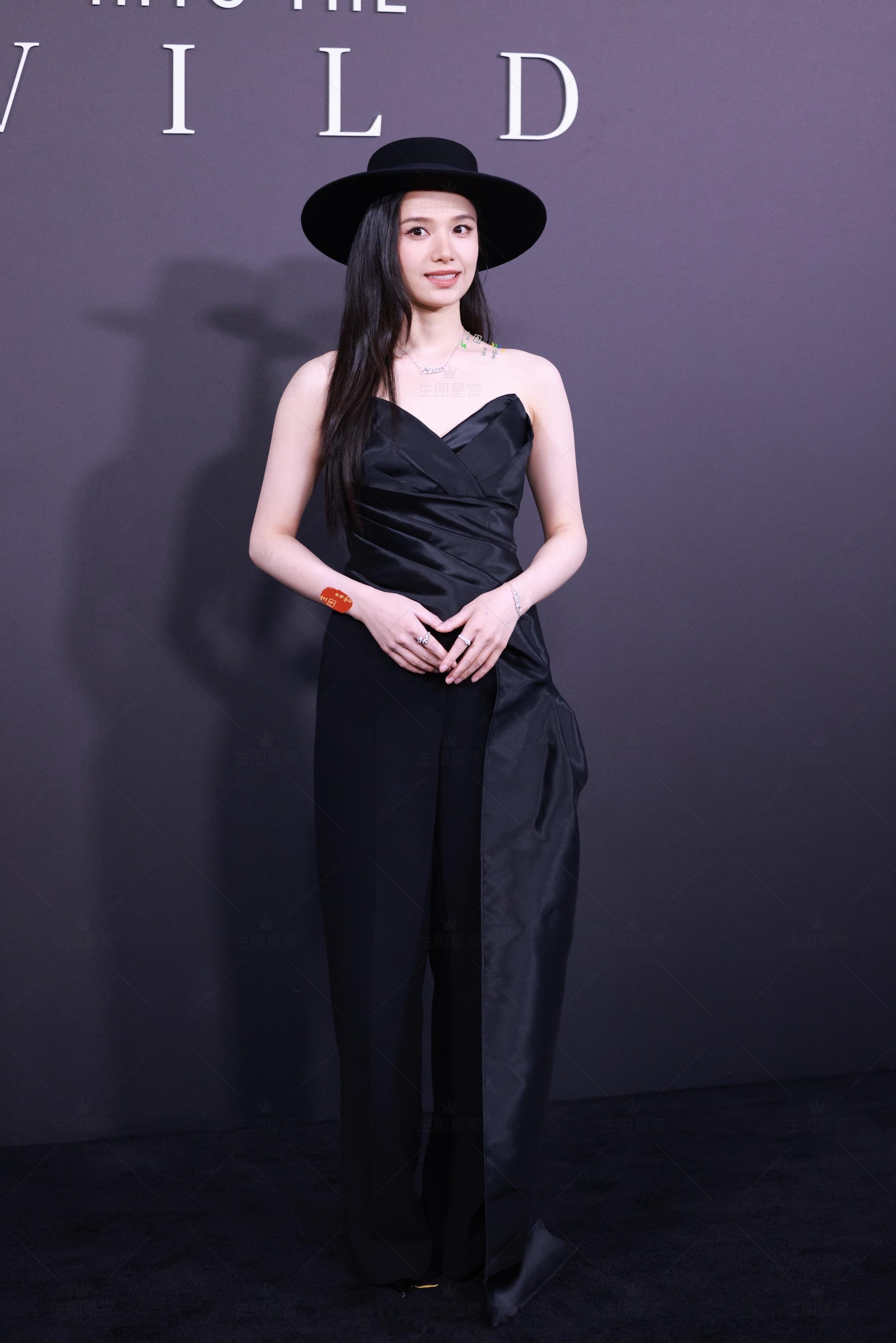 张婧仪黑礼帽造型，复古又清冷今天上海卡地亚活动生图掉落 ​​​