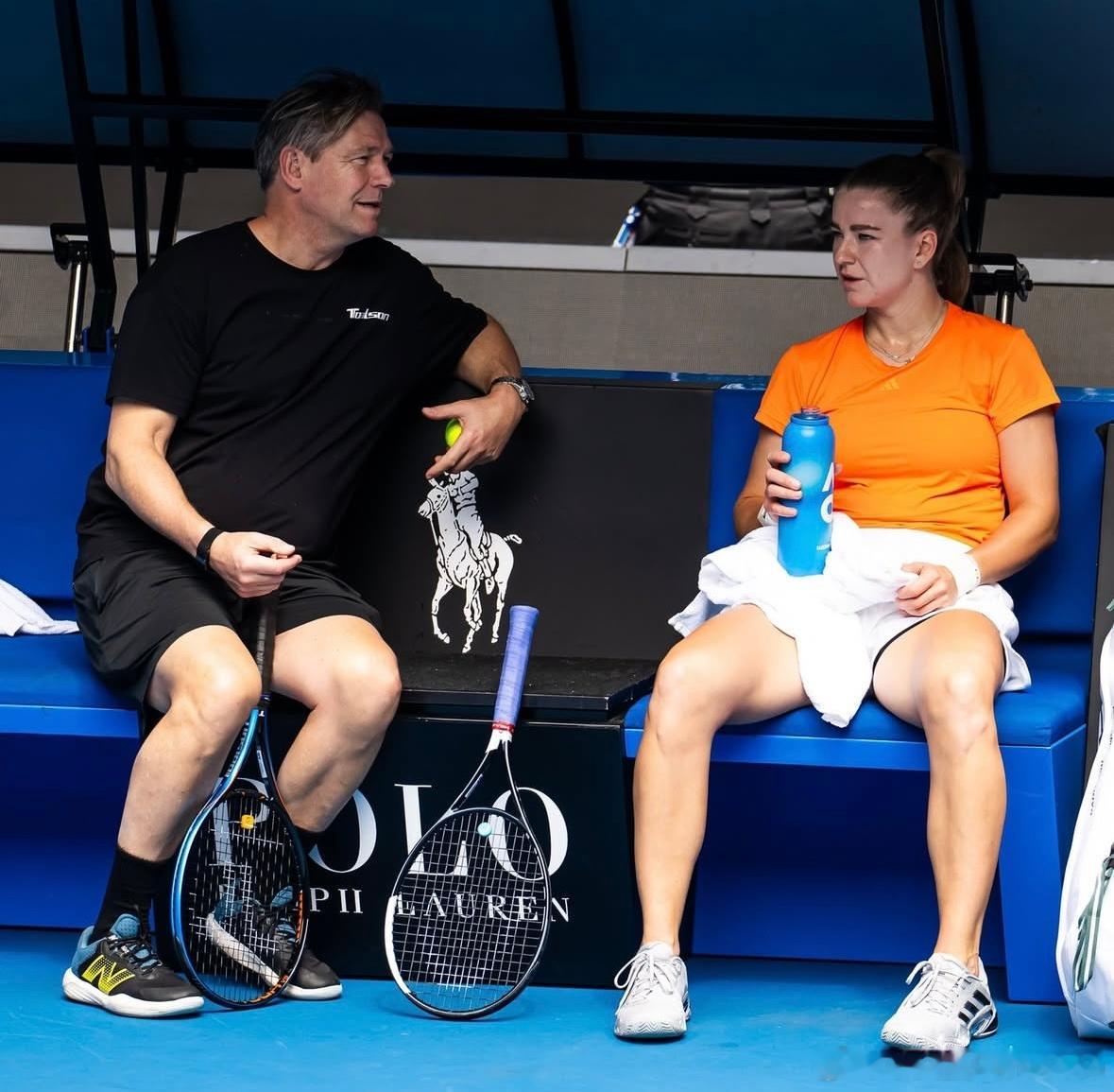 穆霍娃！新教练格罗恩菲尔德！两人一起出现在澳网中心球场训练Karolina新赛季