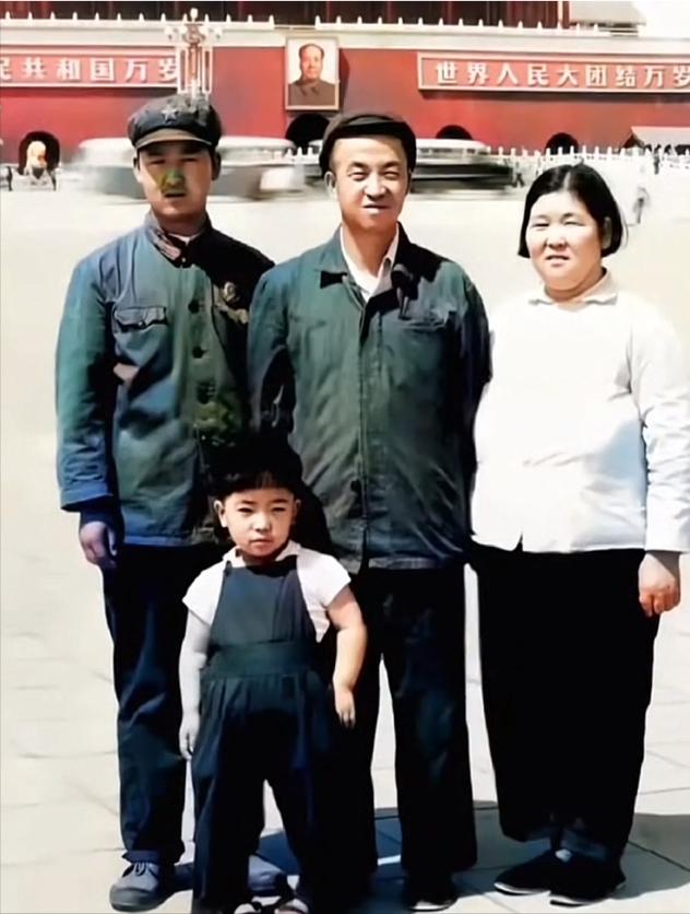 1970年，“铁人”王进喜已经快不行了，胃癌晚期，在北京住院，那一年他拍了这辈子