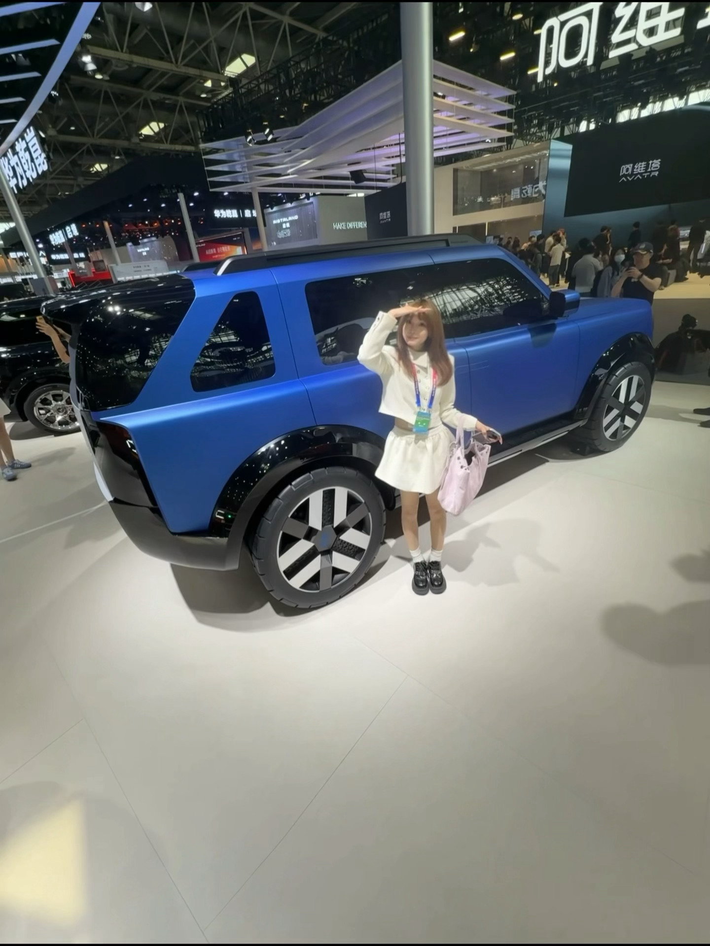 路过一辆大到猎奇的概念车…巨巨巨大巨巨大北京车展潮这看