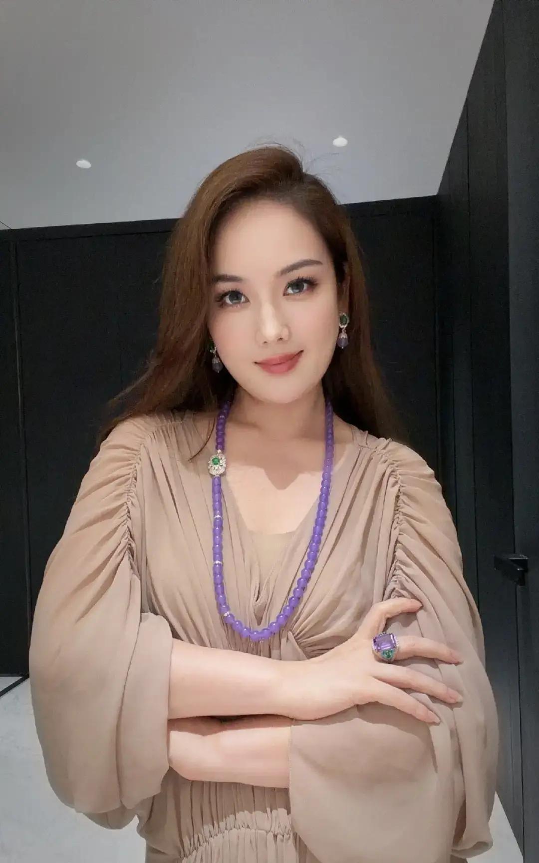 女人到了晚年还能保持精致，关键不在年龄，而在于心态和日常习惯。

很多人越活越显
