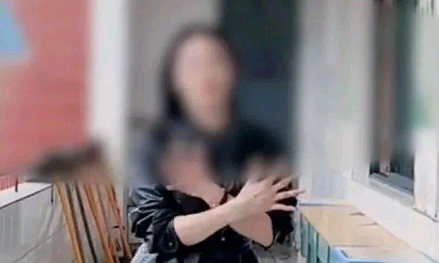 湖南永州这事儿挺有意思。一位小学音乐老师在学校走廊拍跳舞视频，有79万粉丝近10