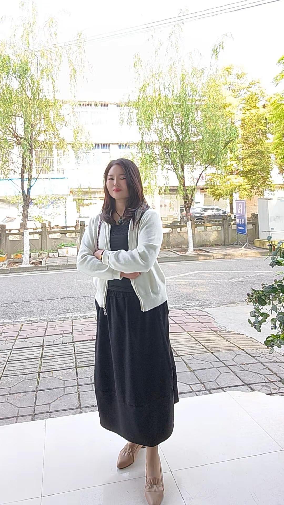 解锁今日 OOTD，衣装是无声的语言，诉说着对生活的热忱，每一次精心搭配，都是爱