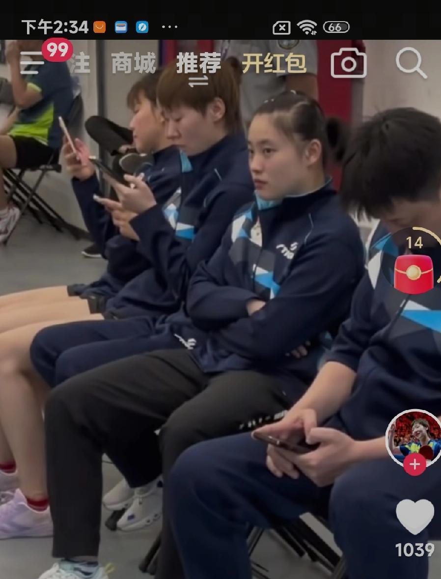 徐奕:你们玩吧，俺替你们盯着
      她们没有比赛的时候都可以偷着玩手机，可