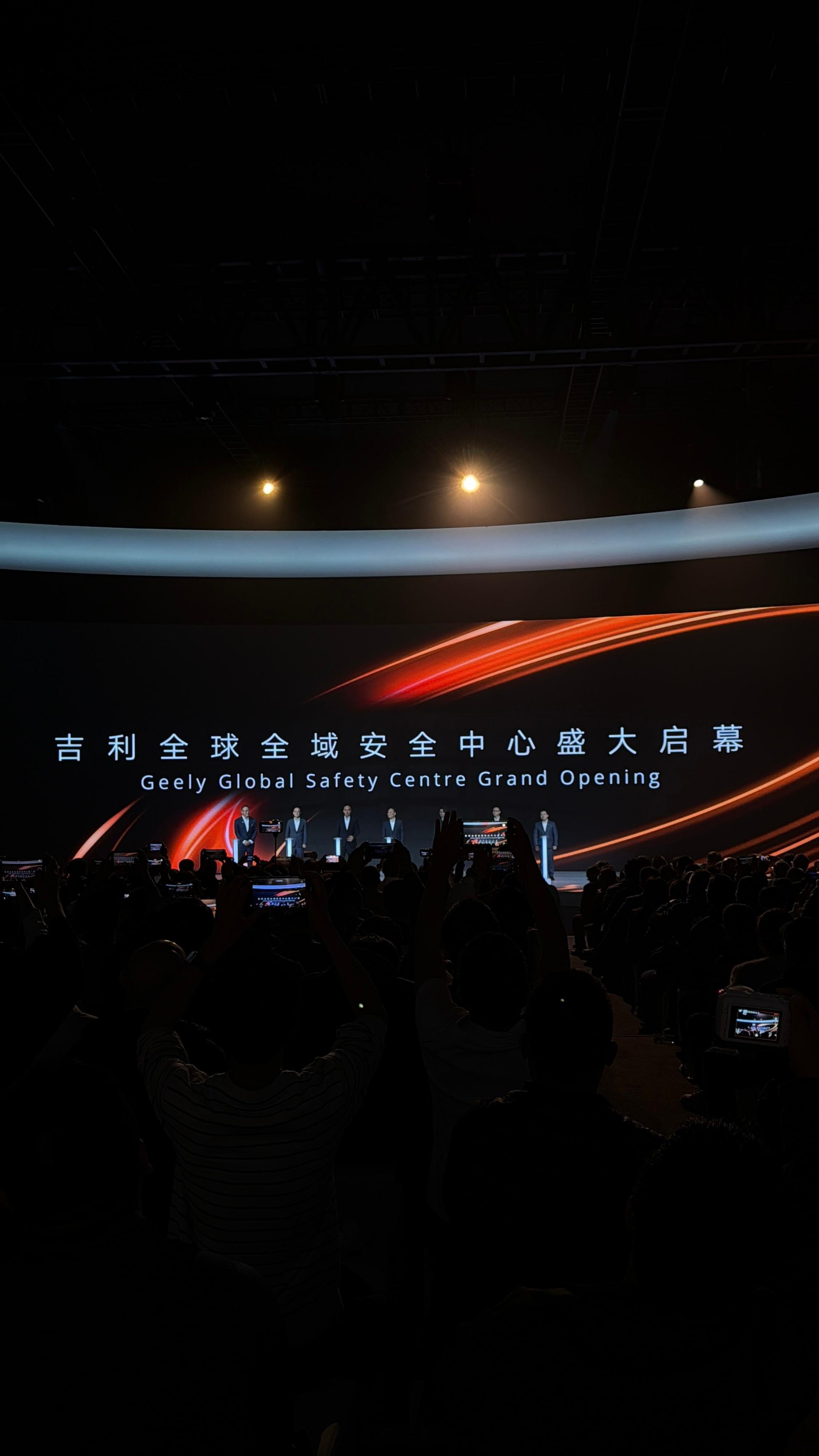 我国安全中心拿下五项世界纪录 12月12日，中国汽车品牌吉利汽车再次吸引了全球目