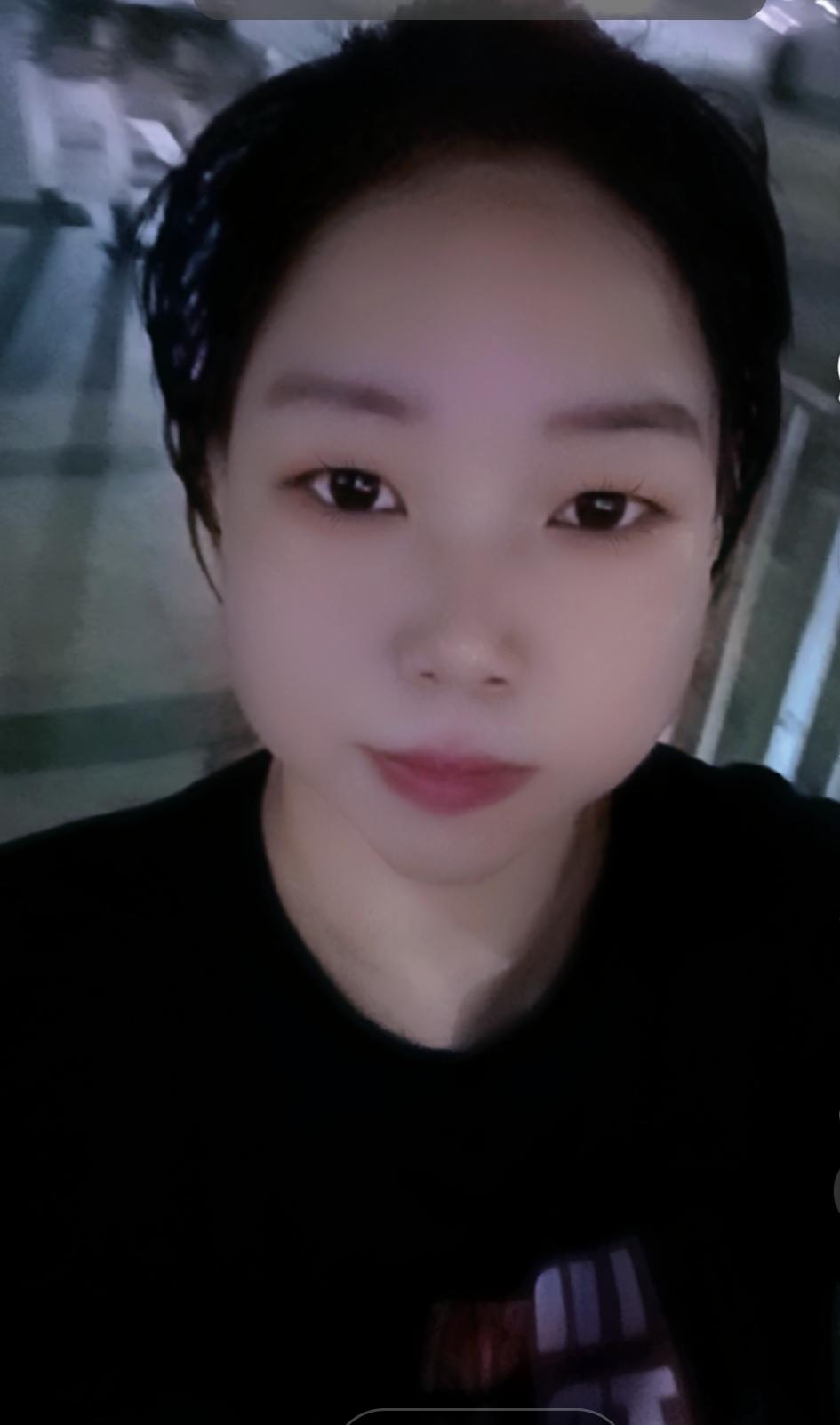 现在的男人找老婆，有四个标准。第一，年轻漂亮。第二，会挣钱，会照顾家人。第三，不