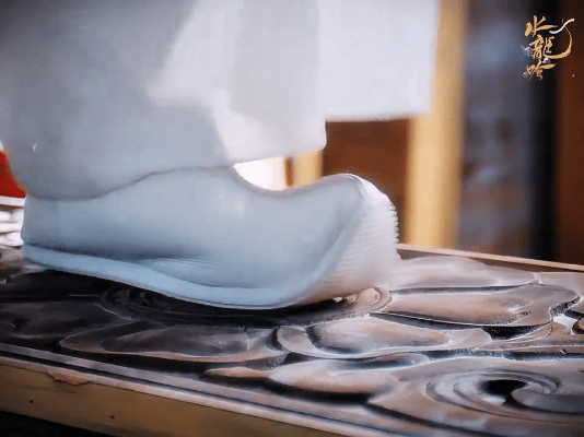 水龙吟怎么有人出场就趴地上了《水龙吟》雪线子：高手的排面不能少，离谱的出场更不能