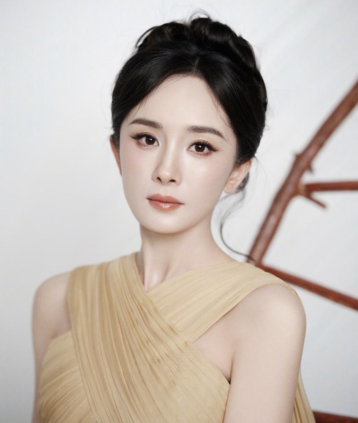 别问“为什么变成坏人”，直接定性“你就是坏人”。
记者追着问杨幂，你演的白帆，一