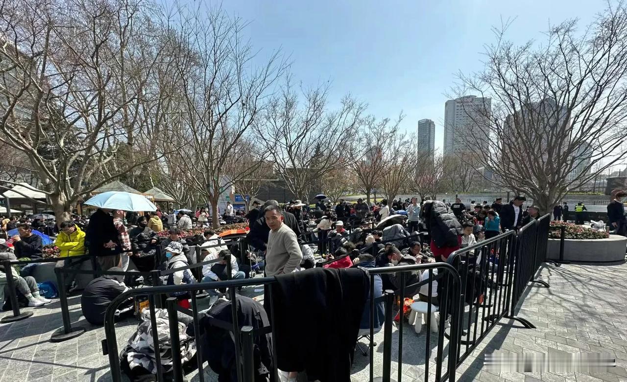 因为现场人数太多，网传目前 Apple 静安店已经暂时停止排队了。晚上 19 点