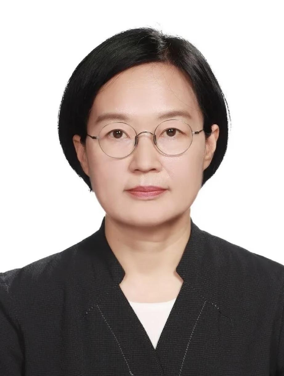 韩国新任女总理韩圣淑，长相清秀斯文，眼神很干净。
着装简约大方的韩圣淑正饶有兴趣