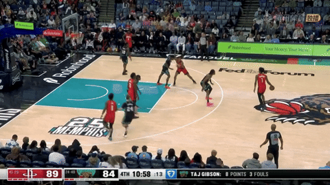 解说：火箭这打得那叫一个乱啊，他们在干嘛呢。

这是今天火箭比赛中的一次进攻，在