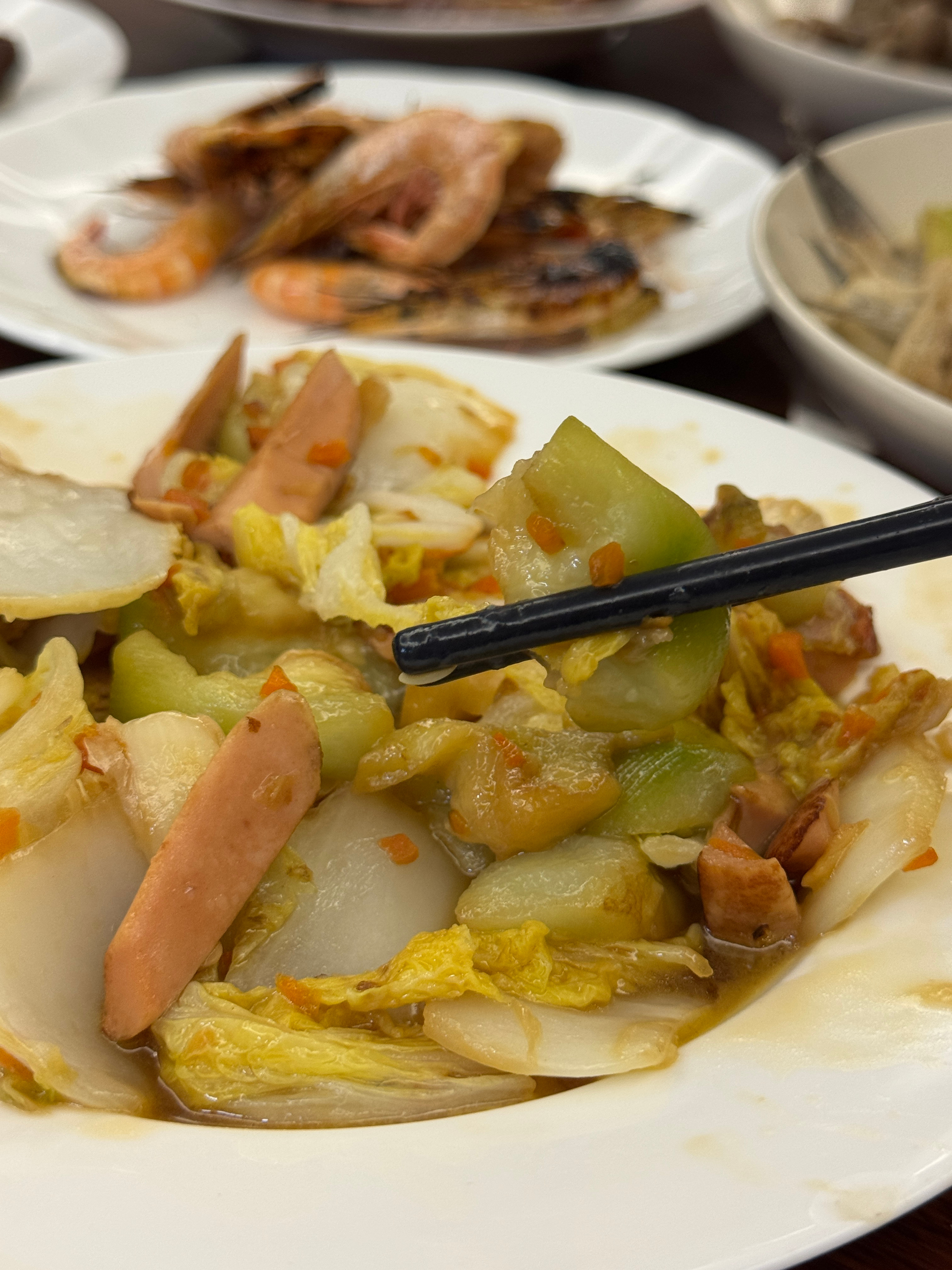 今天晚餐吃什么 自己下厨一点酒菜酱油焖海电鱼，酱炒钉螺，白灼皮皮虾，醋溜香肠娃娃