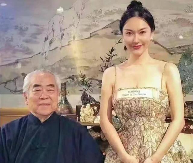 87岁范曾官宣得子，引发轩然大波，背后是四段婚姻的争议与伦理风波
87岁的书画泰