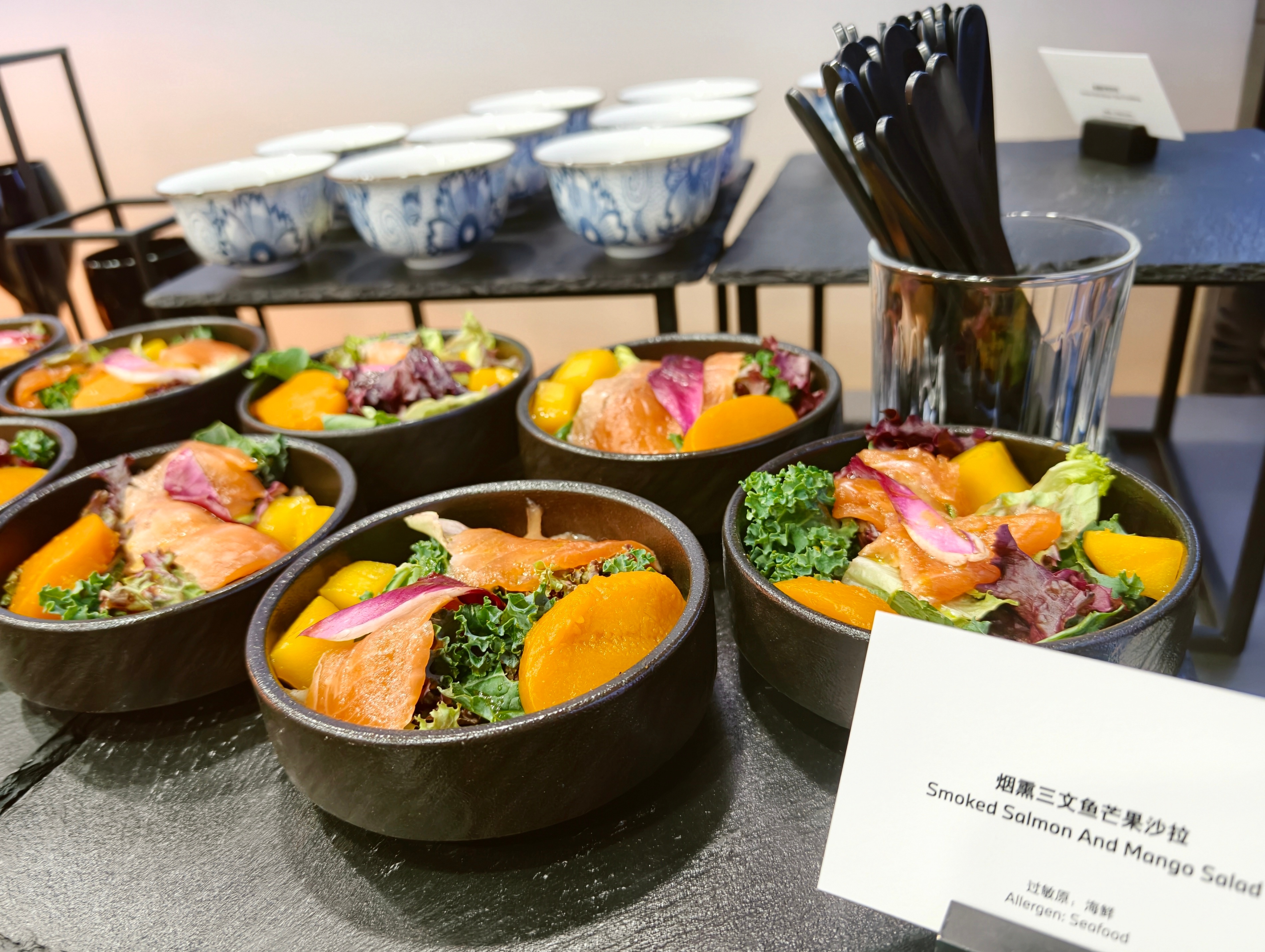 翻相册看到了昨晚的茶歇，又给自己看饿了，吃饭去