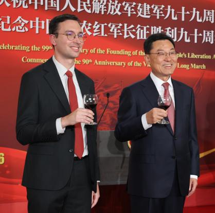 美国高官参加中国驻美使馆招待会，表态不希望中美开战，引起外界关注。
 
一切的转