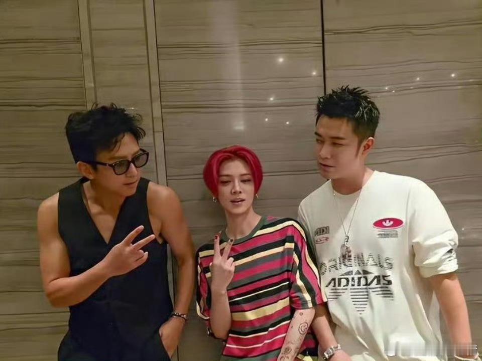 鹿晗黑色果然显瘦中间的红头发的是谁？