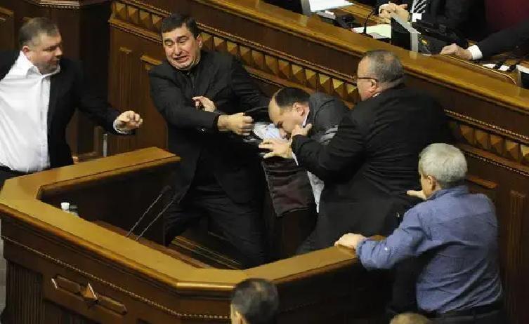 乌克兰战场正吃紧的时候，高层人事又被按下了“重排键”。
 
有报道提到，就在俄军