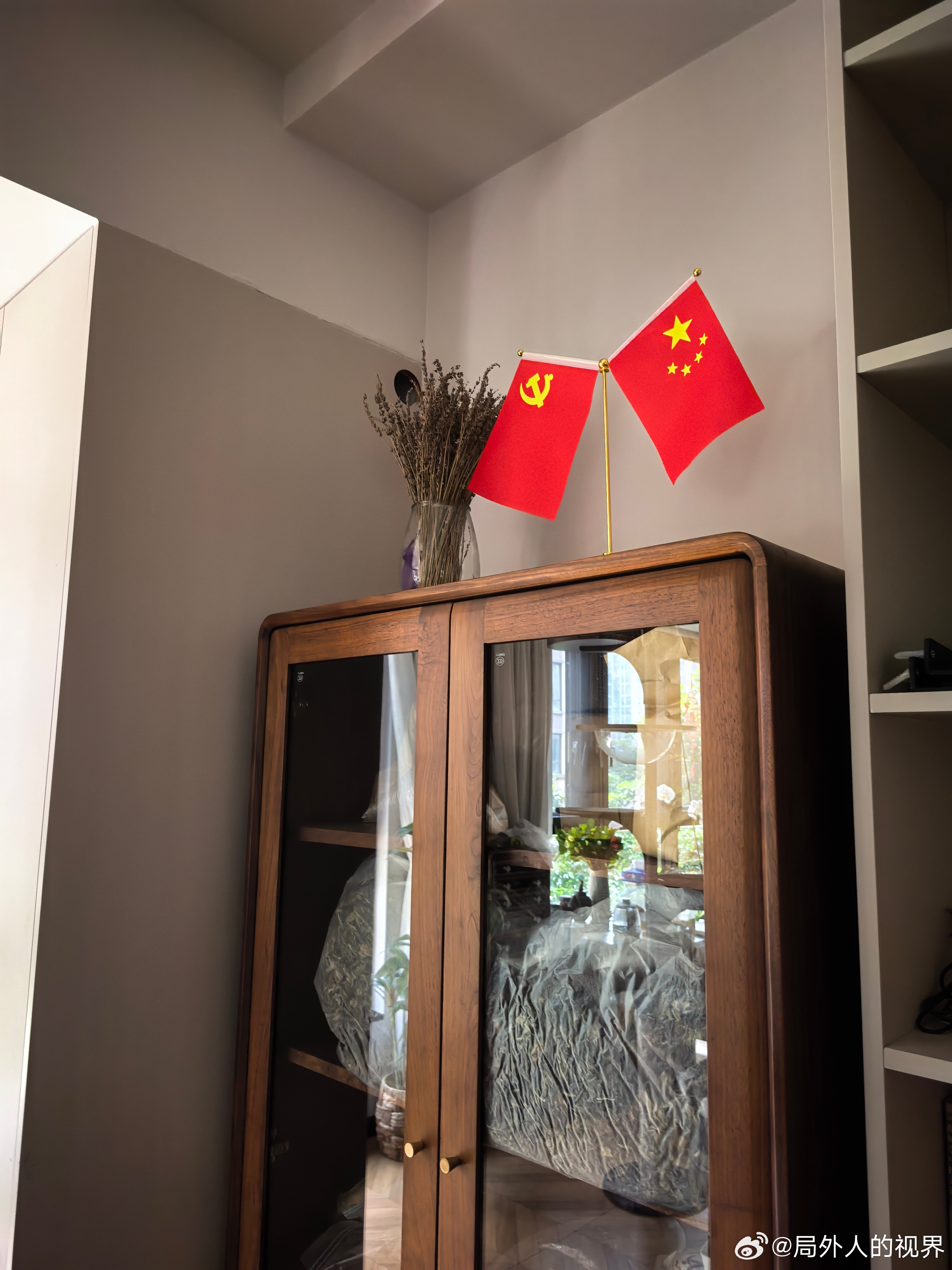 在家里放上两面红旗，感觉写文章都变流畅了，六月付费能一大早发出来，感谢党和国家给