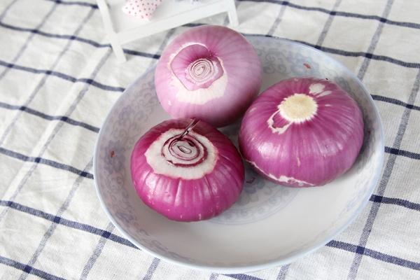 6种食物堪称肾病“天敌”，坚持吃，养肾固精，远离尿毒症
1、洋葱
先来说说有“菜