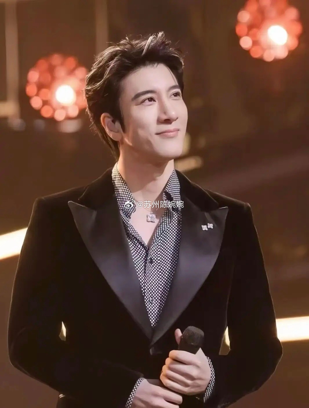 王力宏这一摔反而是赚了个盆满钵满，不是因为他得到了主办方的赔偿金，而是在短短一天