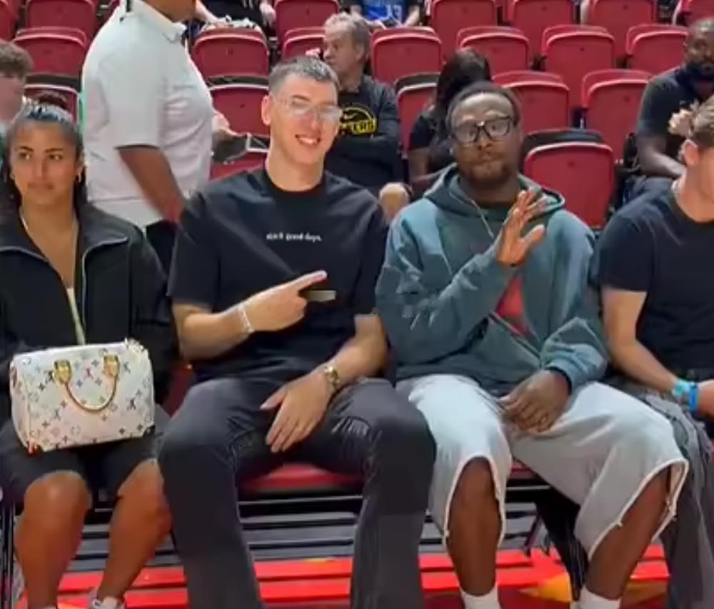 NBA夏季联赛激战正酣，湖人今天对阵独行侠。NBA官方社交媒体晒出视频，湖人球员