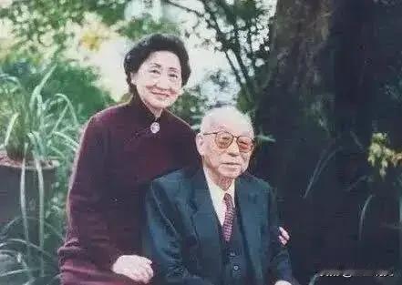 2000年5月28日，美国夏威夷。张学良百岁寿宴上，留下了一张合影。

照片里，