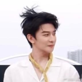 夏之光cos潦草小狗 风吹起的头发真的是有点有意思了呀，远看真的是觉得夏之光co