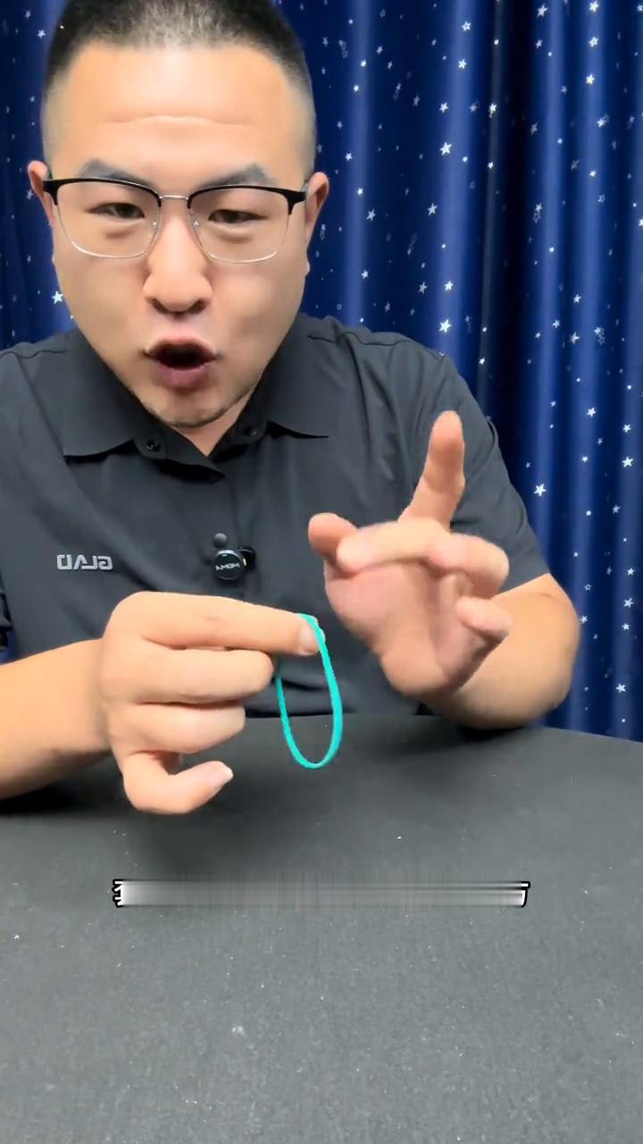 学会这招约会时摸女生小手。
大家好，视频中的皮筋转圈圈是如何做到的？原理非常的简