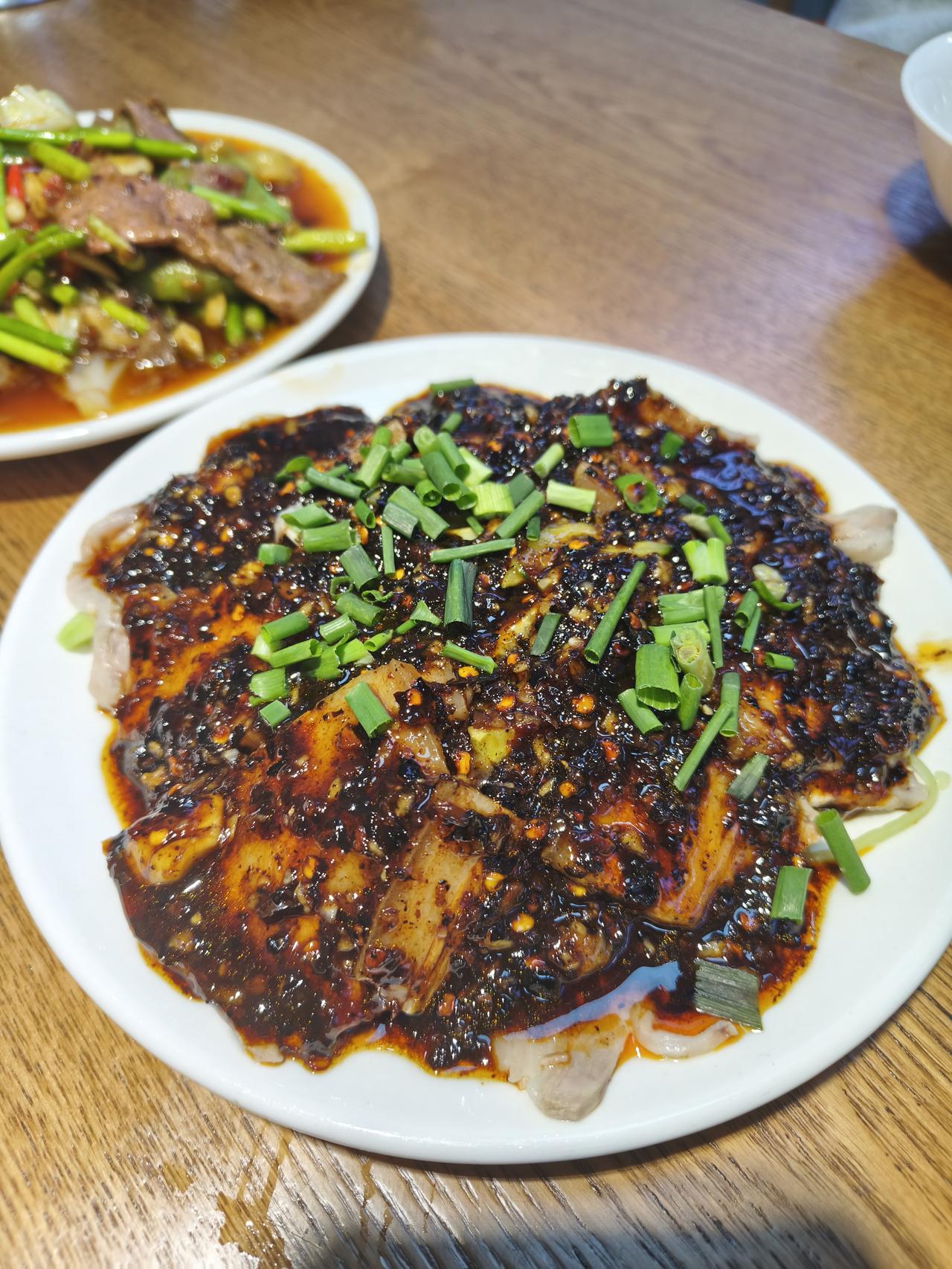 重庆的蒜泥肉非常的好吃。和东北的蒜酱肉比起来多了一份辣椒香。年轻人口味重的可以学