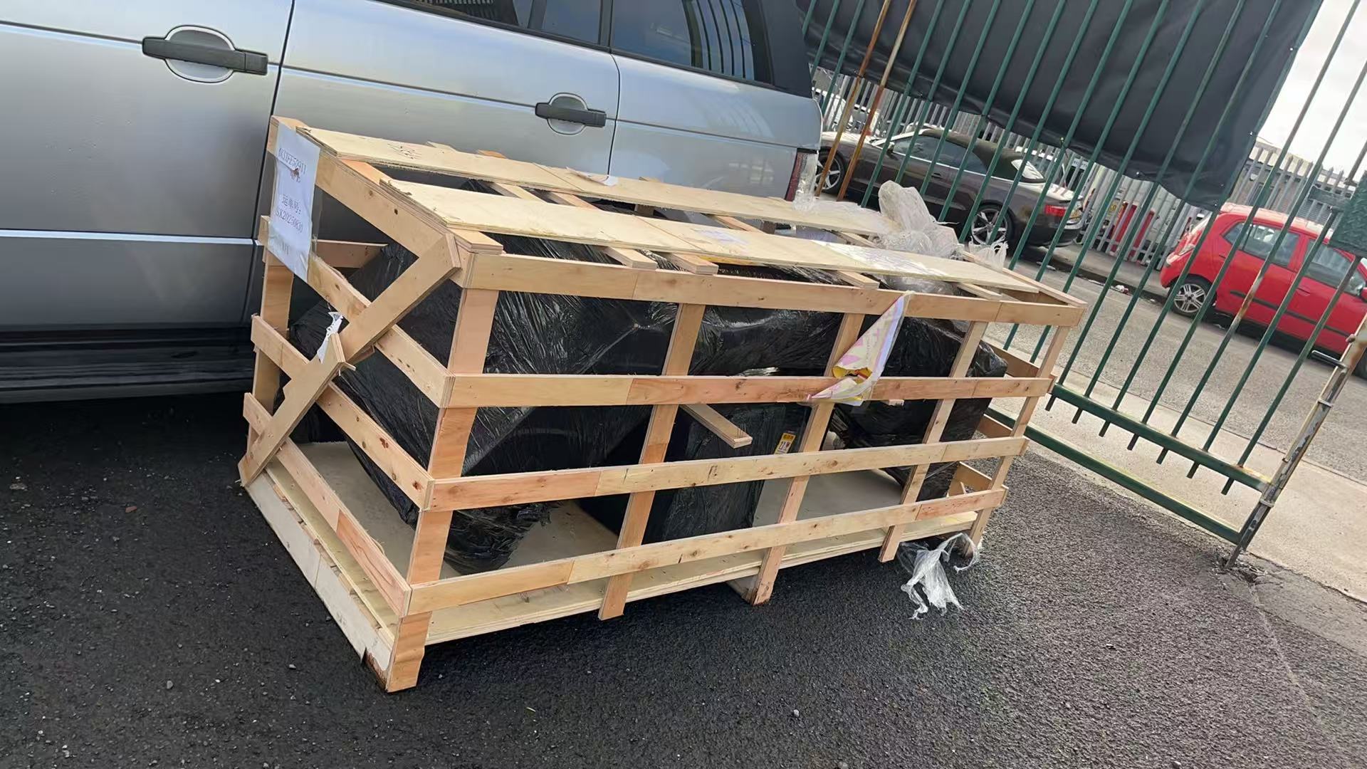 从国内买的汽车配件寄到英国了，然而我人还在国内，看得出来我买了些啥吗[嘻嘻] ​