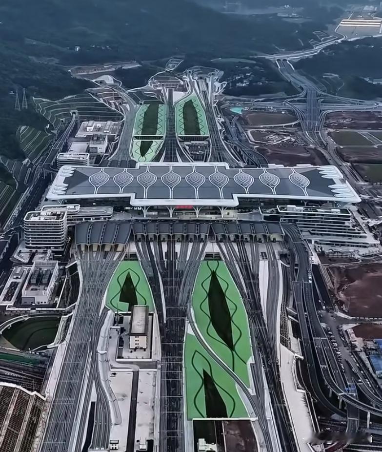 重庆的两大火车站，为什么都要靠山修建呢？

西站和东站，是重庆近年来新建的两座矩