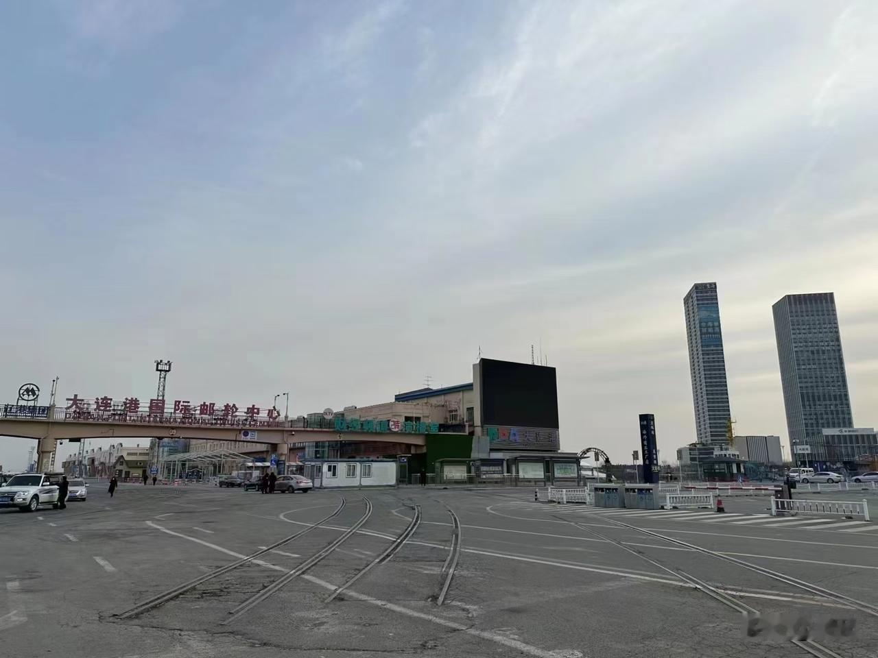 今年中秋撞上十一，直接给凑了个8天长假，而且这季节秋高气爽、海鲜肥美，游客还没暑