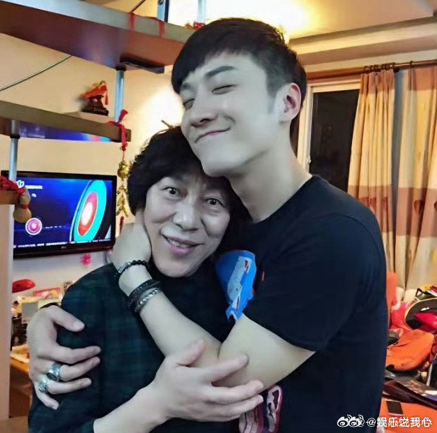 乔任梁父母被亲戚劝做试管婴儿乔任梁，那个曾在娱乐圈闪耀过的名字，他的离去让无数人