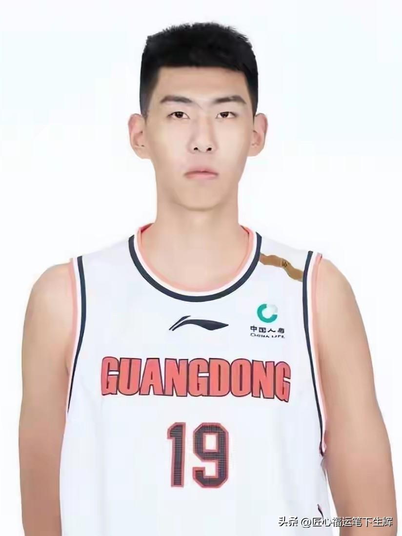 徐昕的父亲徐少华，曾是篮球运动员，身高1米88，母亲身高1.80米，徐昕长到2.