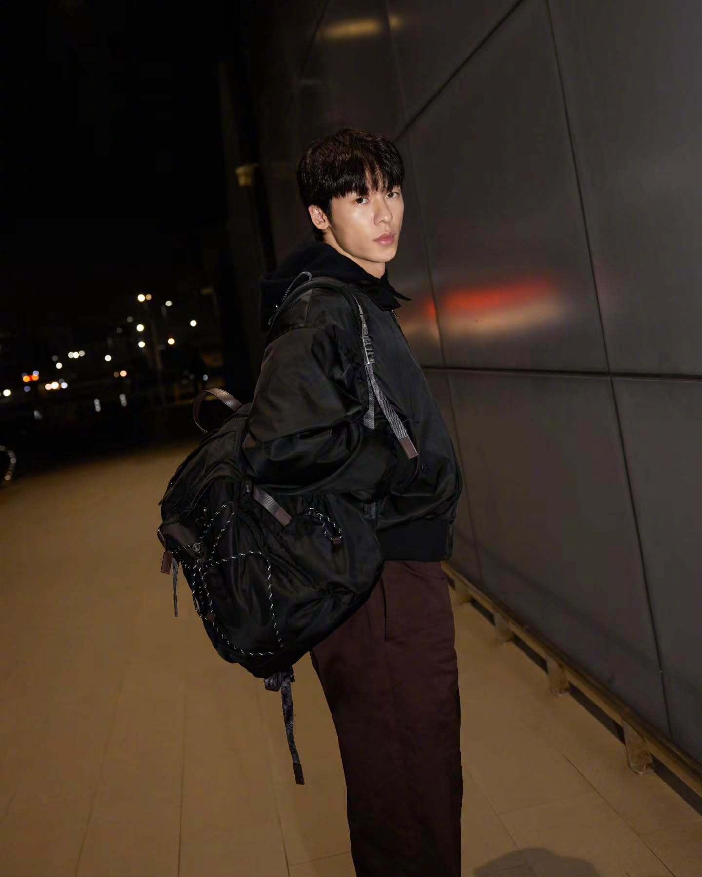 许光汉 启程前往 米兰男装周 即将亮相Prada 2026秋冬男装大秀，也是他退