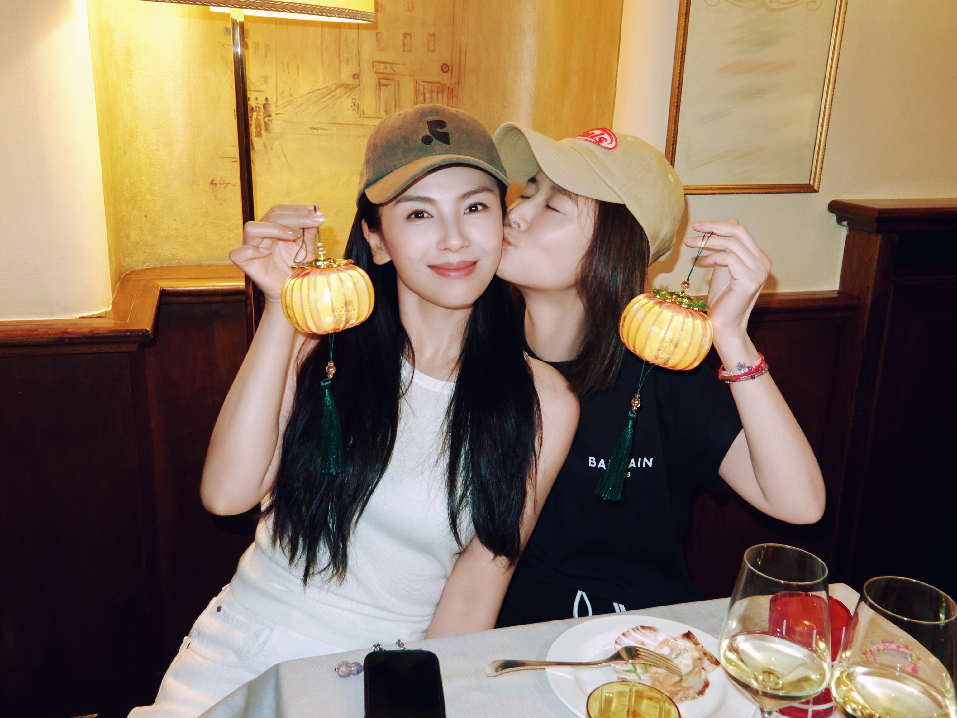 紫薇格格和慕沙公主👩‍❤️‍💋‍👩林心如晒和刘涛合照 ​​​