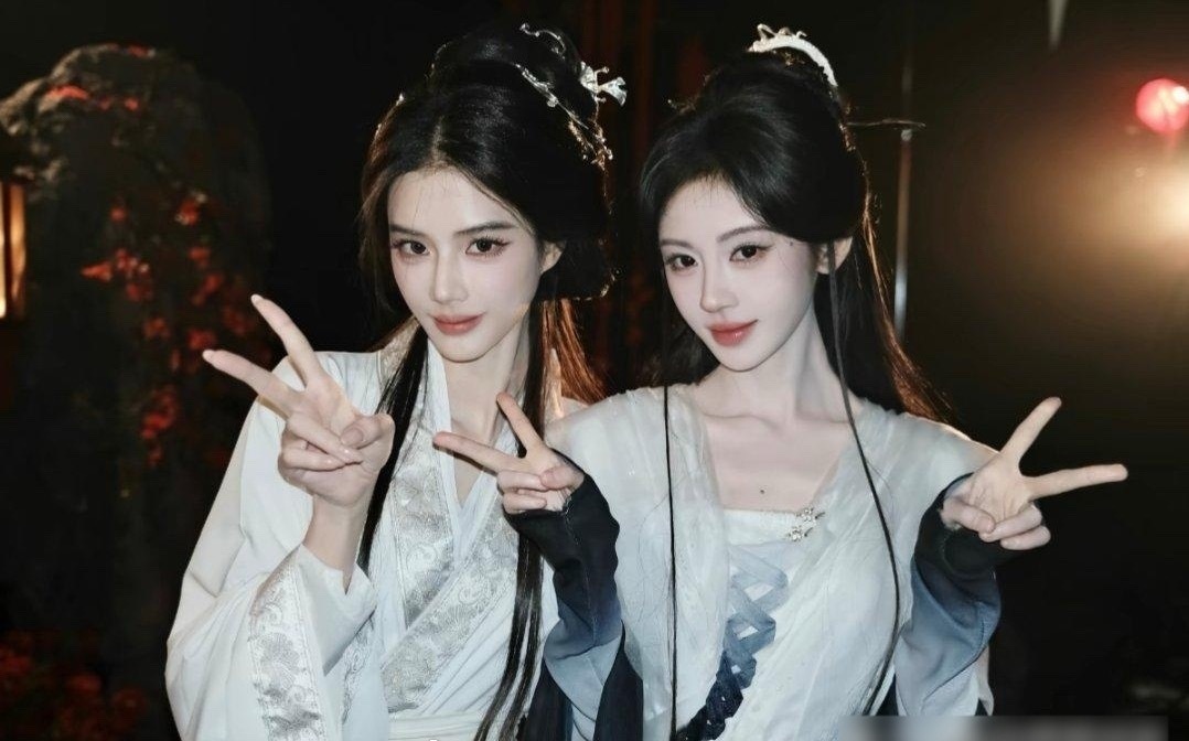 何丹彤脸都成巴掌脸了，鞠婧祎脸居然还比她小一圈… 