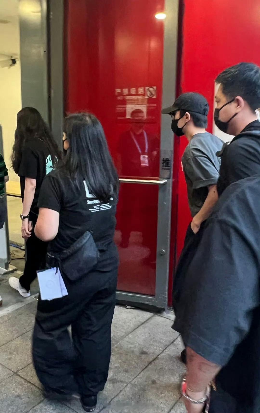 易烊千玺真的去看Eason哥了！最喜欢的两个人梦幻联动了～ ​​​