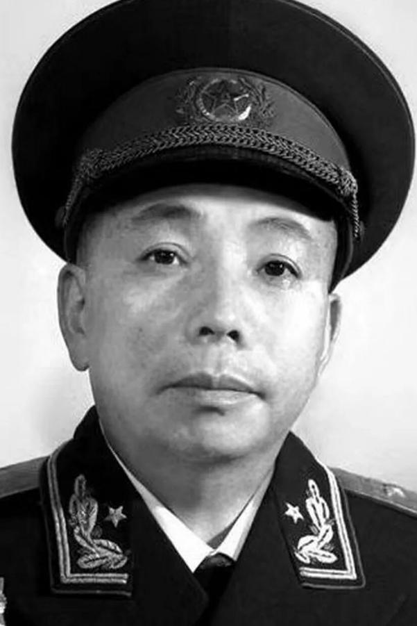 1955 年授衔，按级别原本拟定授予他上将军衔。他多次向组织申请改授中将，最终获