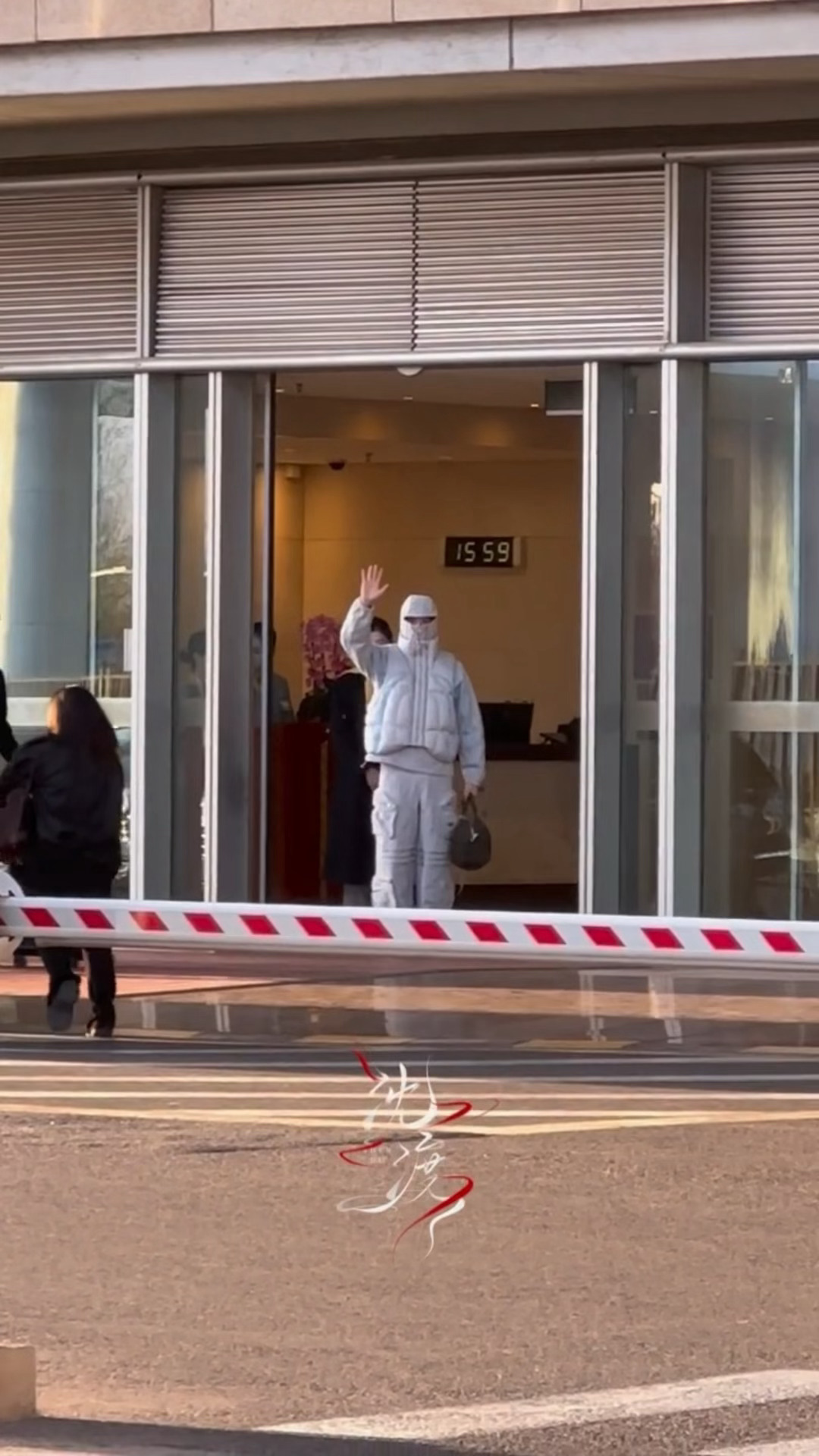 ber，老师，我家王安宇这是甚么造型王安宇外星人穿搭王安宇机场只看到一双眼睛