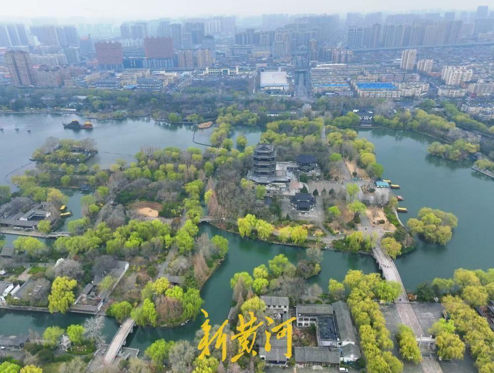 春雨醉明湖 宛若江南水乡！18日，一场春雨洒落泉城，大明湖化作一幅流动的水墨丹青