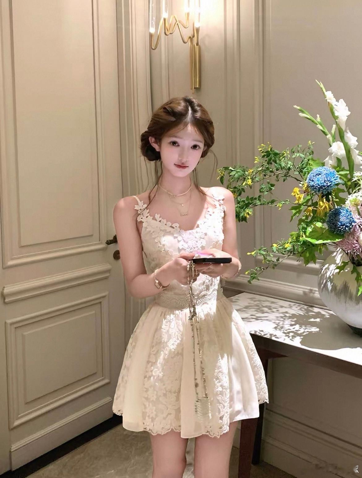 买了这个裙子 大概膝盖以上3cm左右 但是露肤度有点高纠结要不要留 我净身高17